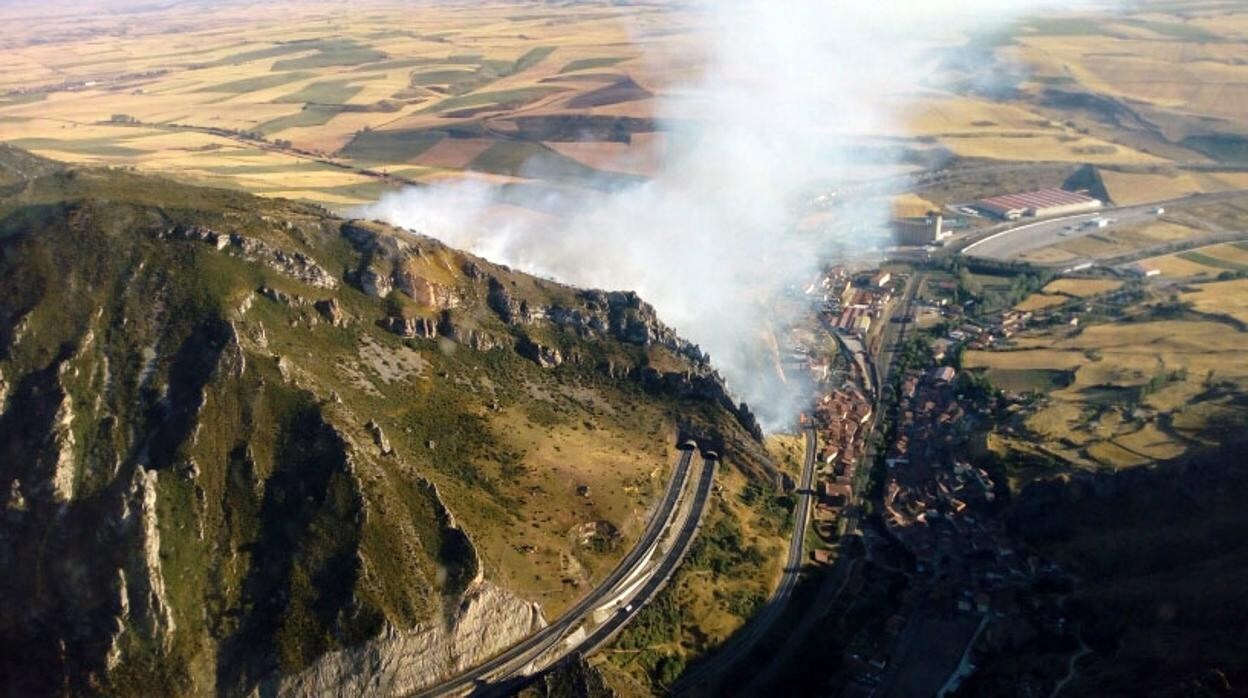Incendio forestal en Pancorbo (Burgos), que obliga al corte de la A-1