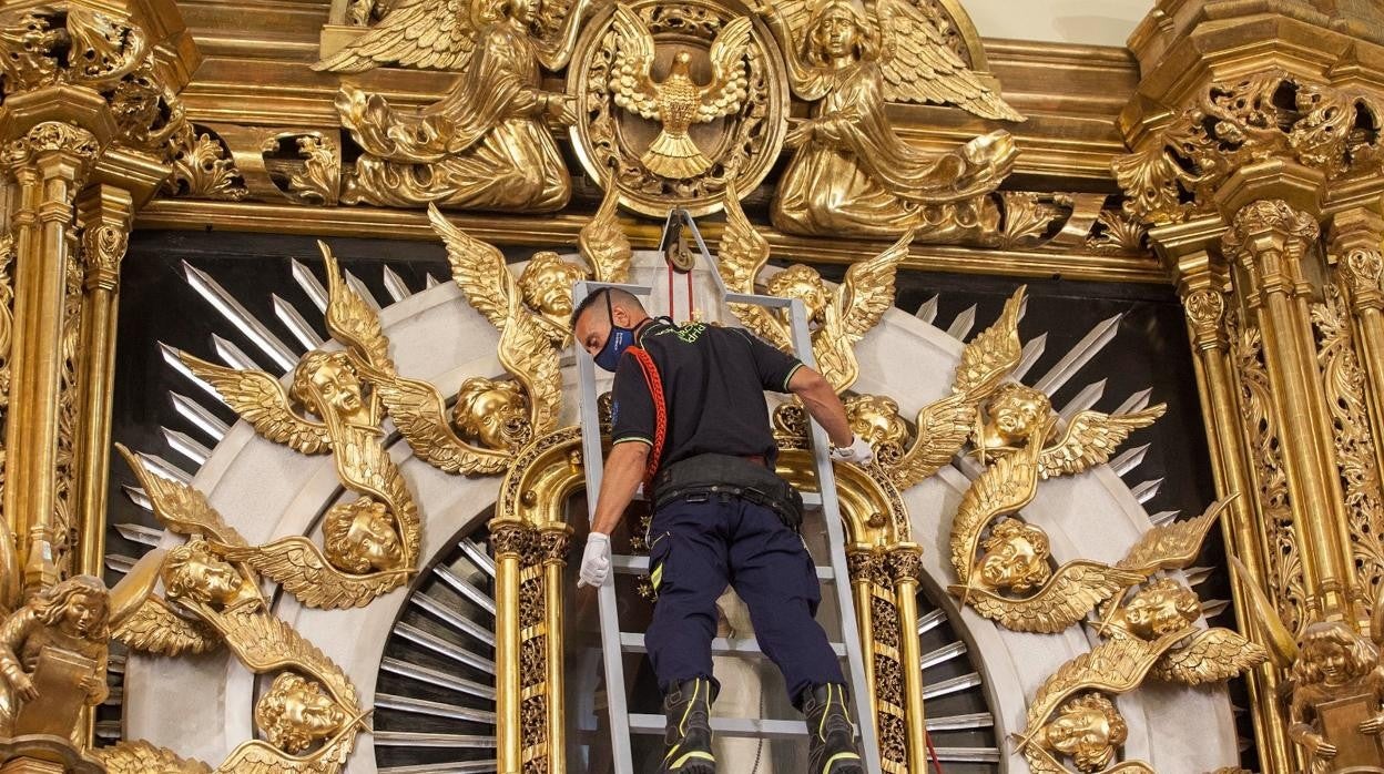 Jesús, el bombero encargado de bajar la imagen de la Virgen de la Paloma este domingo