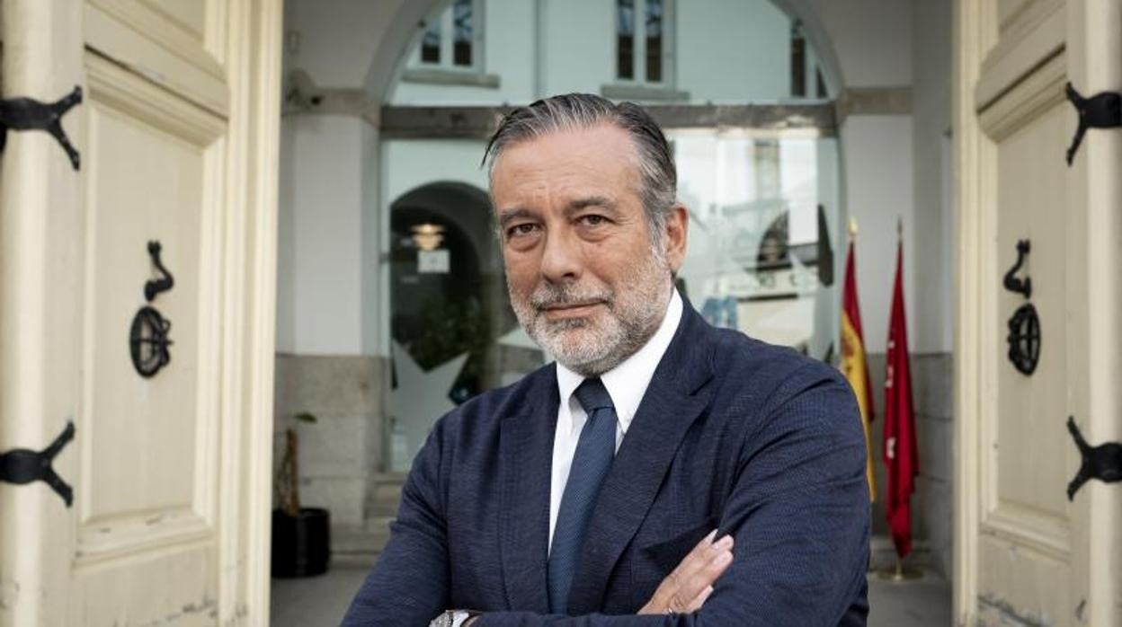 El consejero de Presidencia, Justicia e Interior, Enrique López, a las puertas de su Consejería