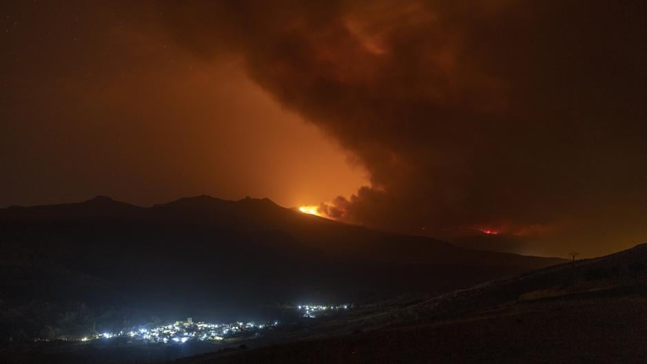 Evacúan a los vecinos de Villaviciosa y Robledillo (Ávila) por el riesgo que entraña el incendio de Navalacruz, declarado de nivel 2