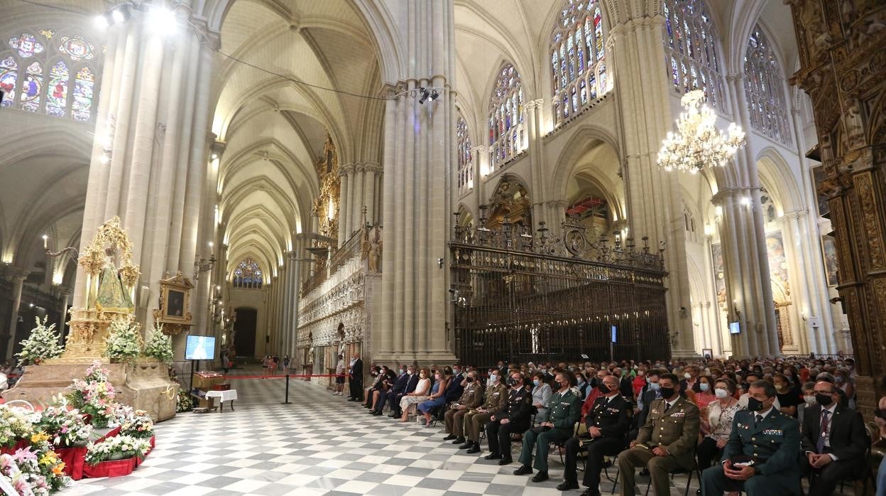 La imagen de la Virgen del Sagrario, a la izquierda, durante la misa pontifical