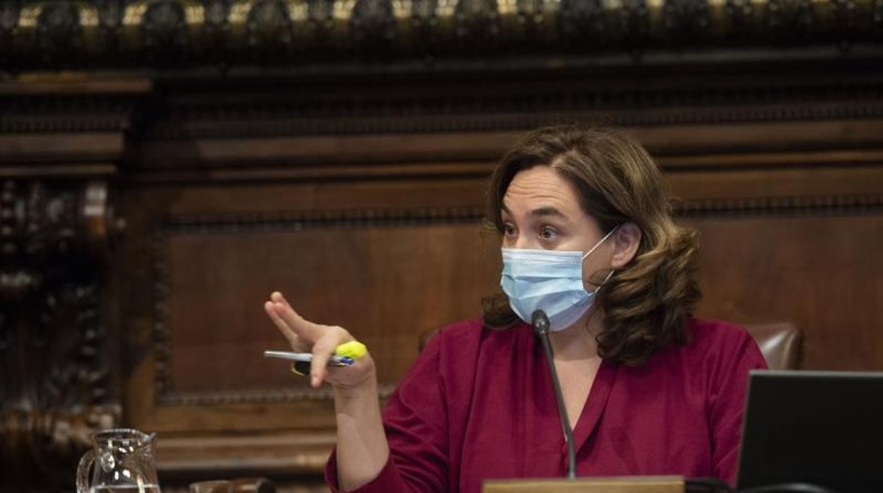 Ada Colau, presidiendo el pleno municipal