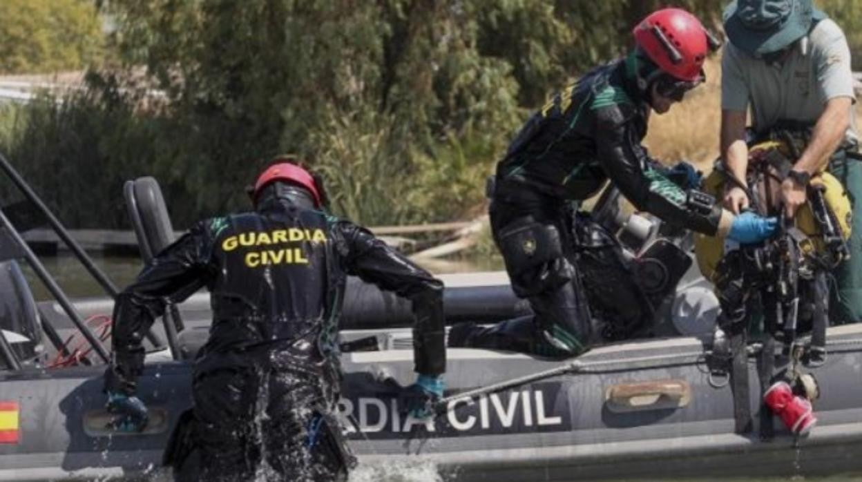 Los cadáveres han sido rescatados por buzos de la Guardia Civil. Sobre estas líneas, imagen de archivo de agentes del Grupo Especial de Actividades Subacuáticas (GEAS)