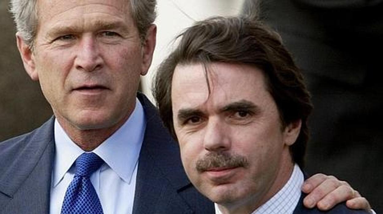Bush y Aznar en la base aérea de Terceira (2003)