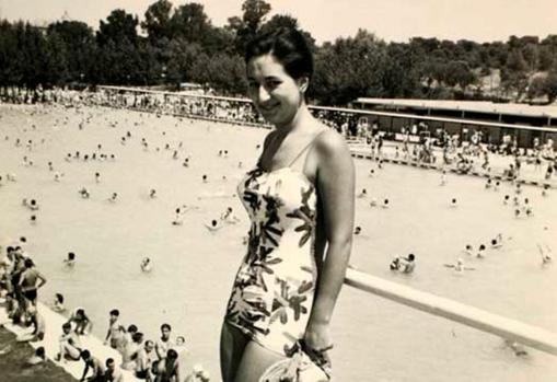 Bañista en la piscina del Parque Sindical, en Puerta de Hierro