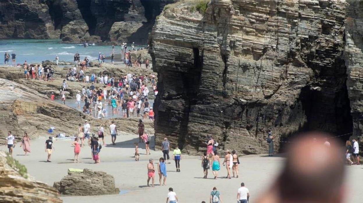 La playa de las Catedrales el pasado fin de semana, plagado de turistas