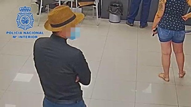 Dos detenidos cuando iban a robar a un hombre 470 euros que acaba de sacar del banco en Santa Teresa