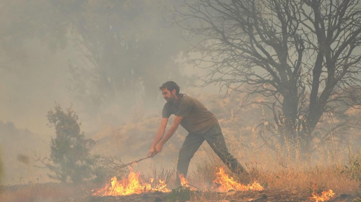 Un voluntario ayuda en las labores de extinción