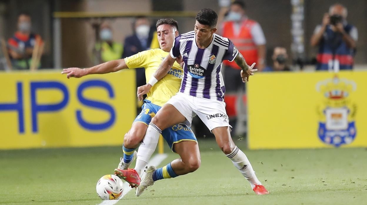 Marcos André pugna por un balón.