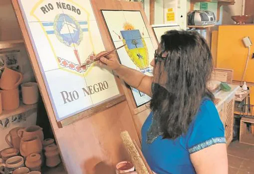 La artesana Pepa de Castro, pintando uno de los escudos