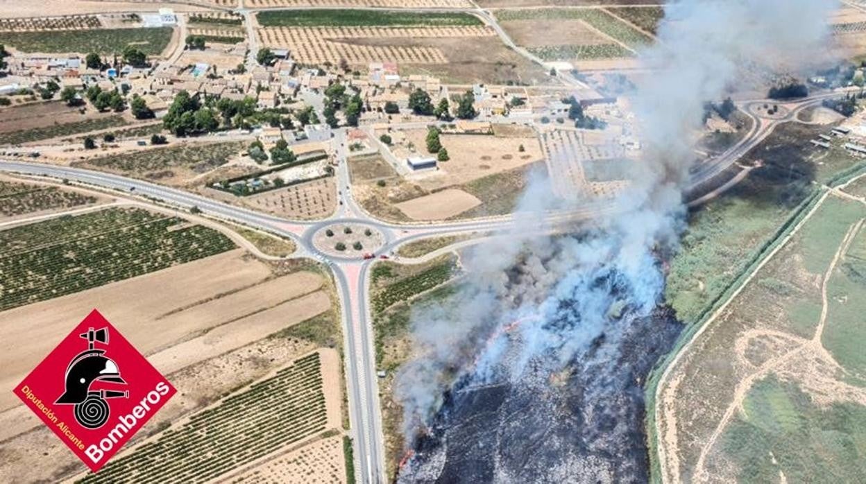 Imagen facilitada por los Bomberos del incendio de Pinoso