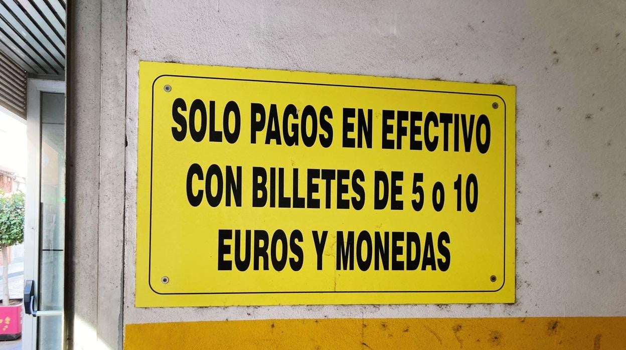 Cartel a la entrada del aparcamiento municipal