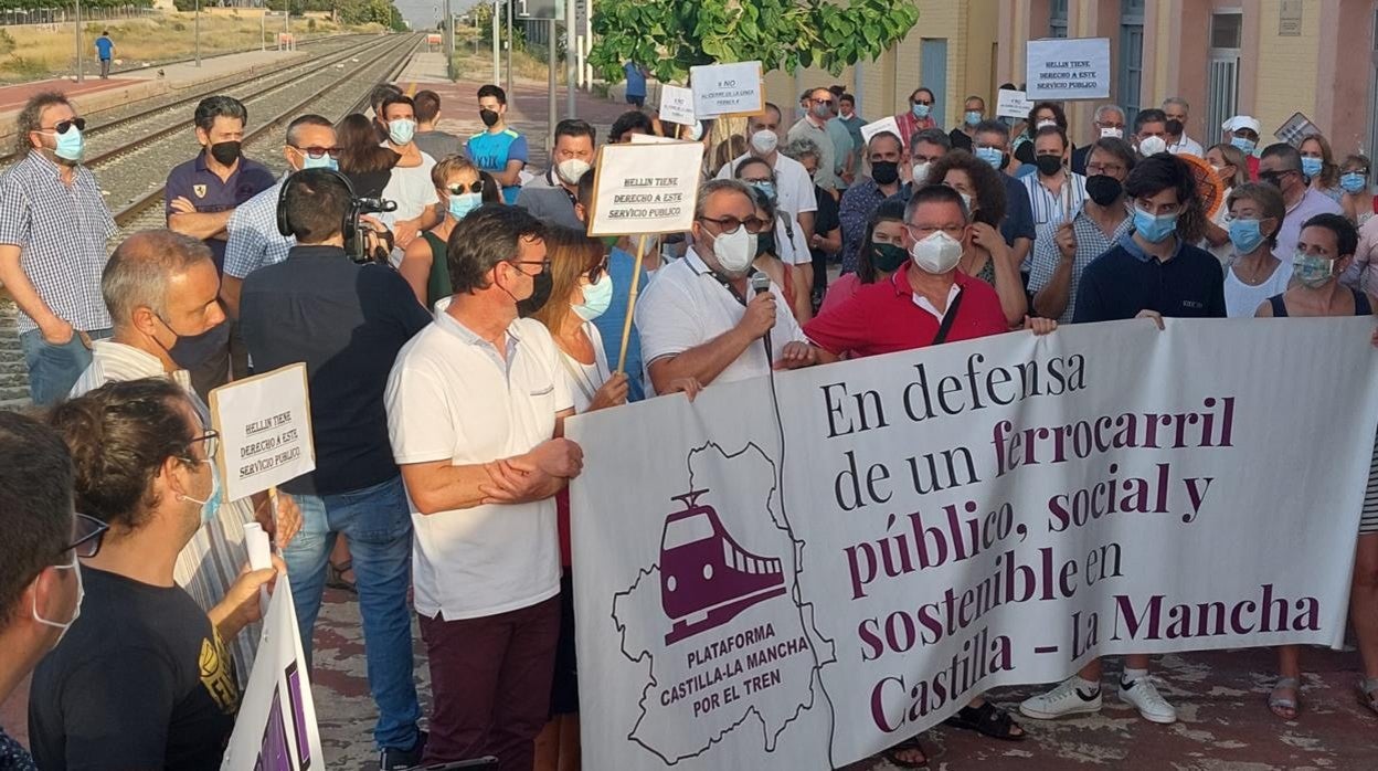 Hellín clama contra el cierre de la línea de tren convencional Albacete-Murcia