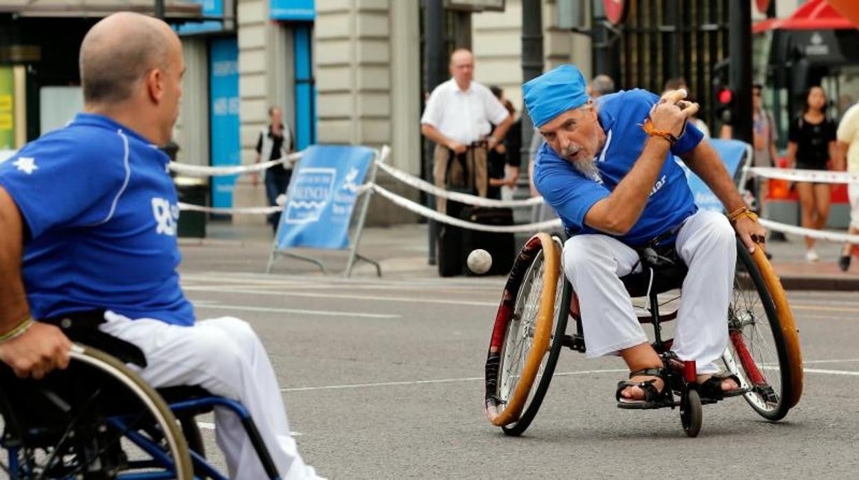 Dos jugadores con discapacidad practican la Pilota Valenciana