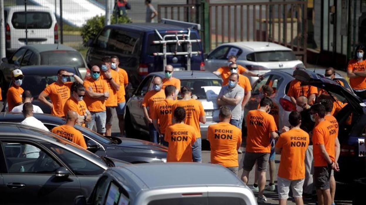 Asamblea en el exterior de la fábrica de aluminio de Alu Ibérica en La Coruña