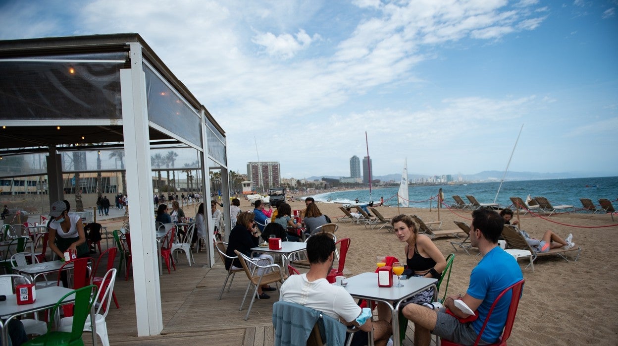 Un grupo de jóvenes en chiringuito de la playa de Barcelona