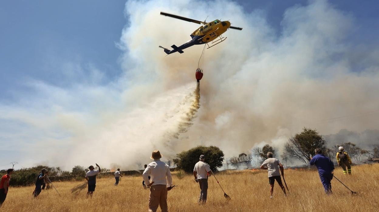 El incendio de San Felices de los Gallegos (Salamanca) evoluciona de forma favorable