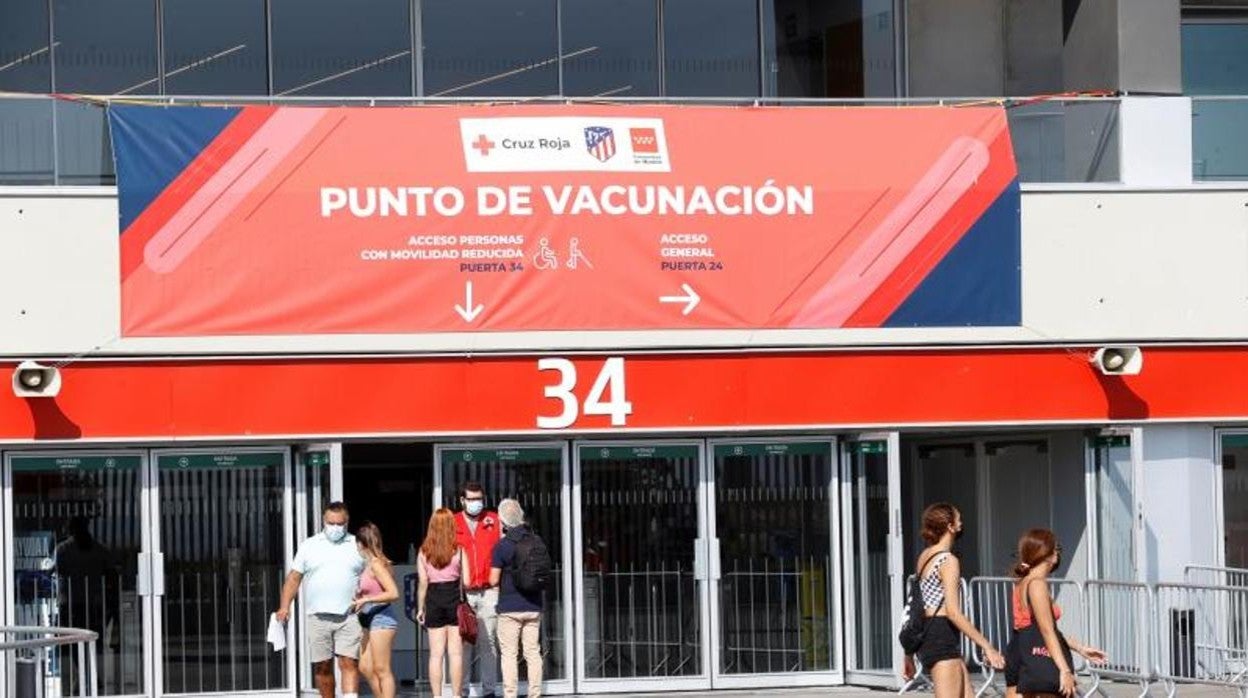 Personas entrando hoy en el centro de vacunación frente al Covid-19 instalado en el Wanda Metropolitano y que ha vuelto a abrir hoy sus puertas