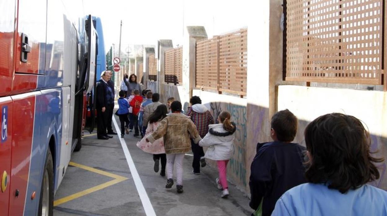 Un grupo de niños se dispone a entrar en el colegio