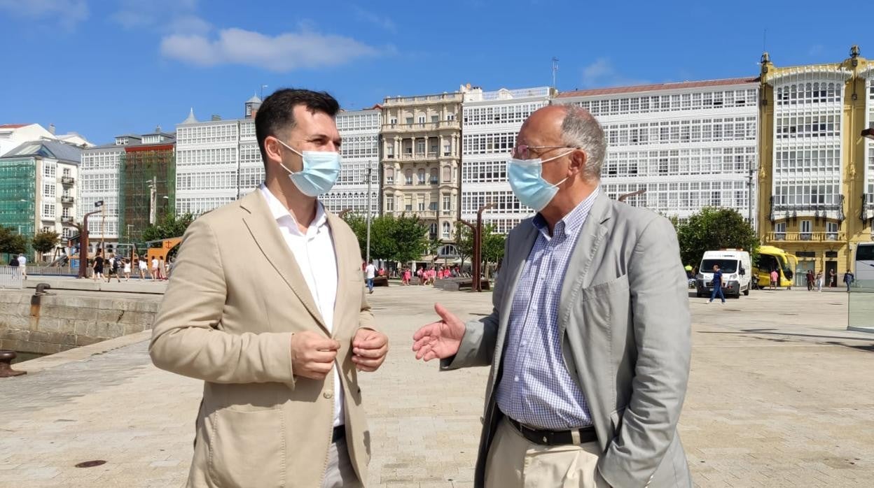 Gonzalo Caballero, izquierda, ayer junto al expresidente de la Xunta González Laxe