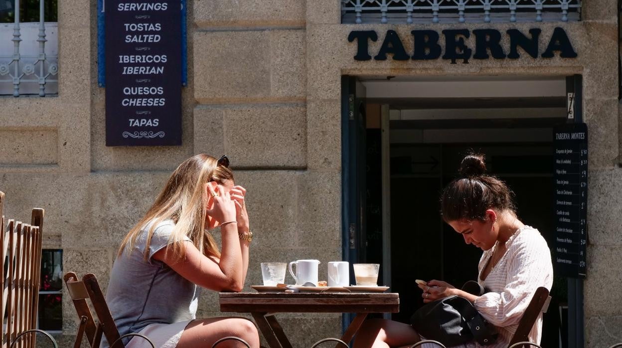 Clientas en una terraza de la capital gallega