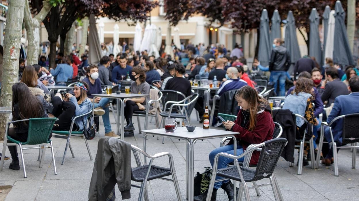 Jóvenes, en una terraza de Valladolid