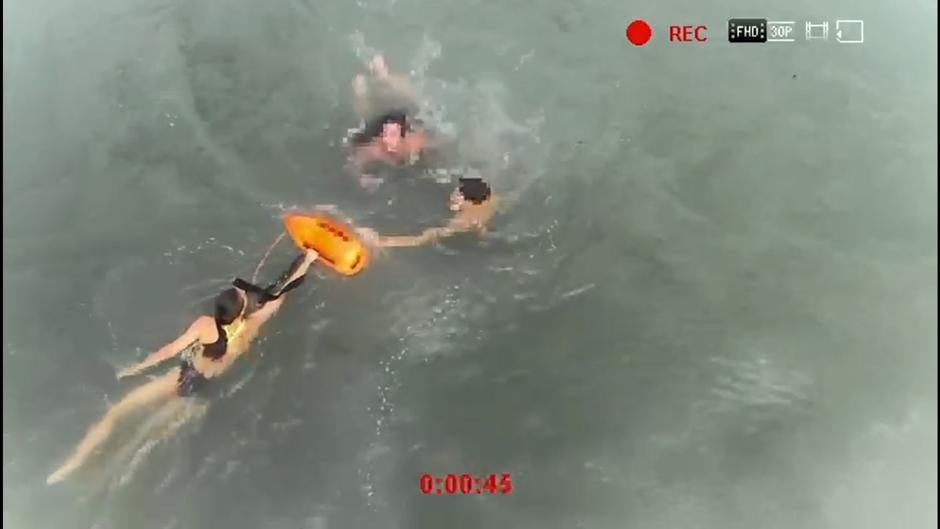 Espectacular rescate a dos bañistas atrapados en el mar en Port Saplaya con la ayuda de un dron