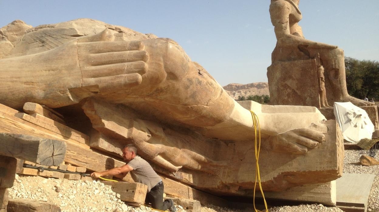 El arqueólogo encargado de los trabajos en Ferraz, Miguel Ángel López, trabaja para reconstruir colosos del templo de Amenofis III