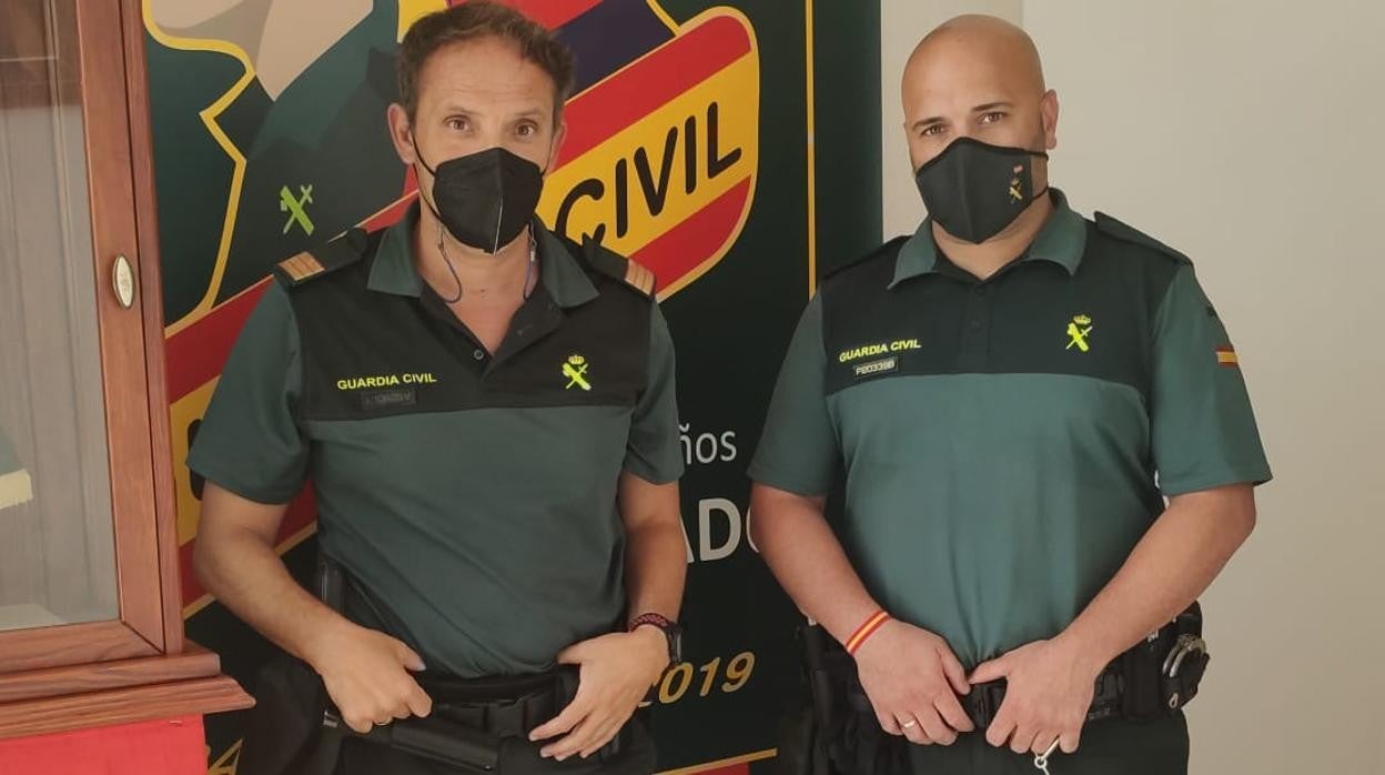 Agentes de la Guardia Civil que salvaron la vida a la mujer en Almoradí