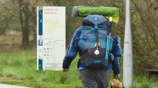 Entregan una mochila con 1.100 euros hallada en Valladolid al familiar de un peregrino fallecido hace dos años