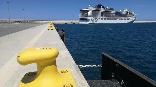 Un crucero atraca en Valencia con dos positivos de coronavirus a bordo