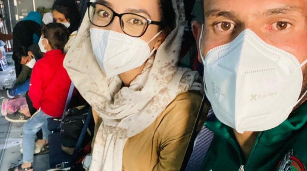 Nilofar Bayat y su marido, en el avión rumbo a España