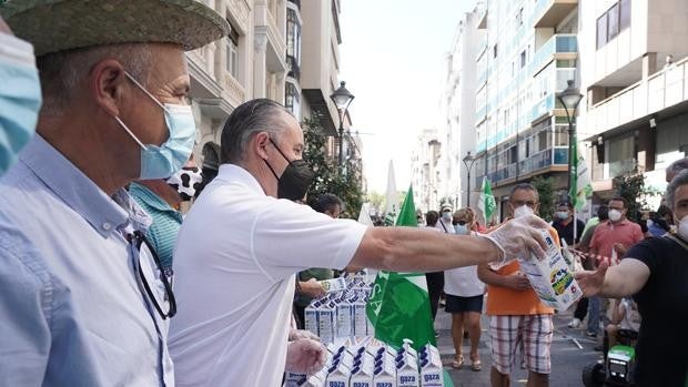 Los ganaderos reparten 1.500 bricks de leche para reclamar un precio «digno»