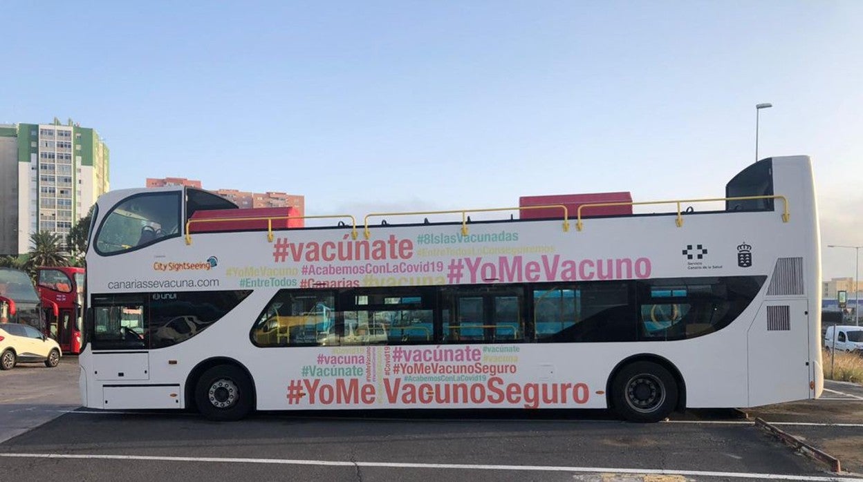 La vacuguagua, una guagua turística transformada en centro vacunal