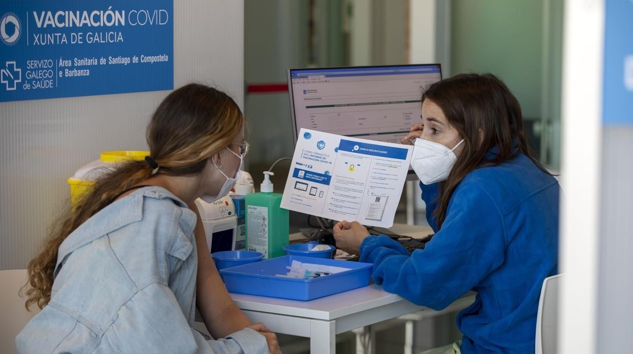 Una joven vacunándose en la Cidade da Cultura de Santiago