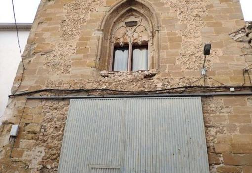 Fachada de la iglesia conventual con la puerta de garaje