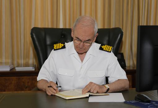 Teodoro López Calderón, en su despacho del Estado Mayor de la Defensa