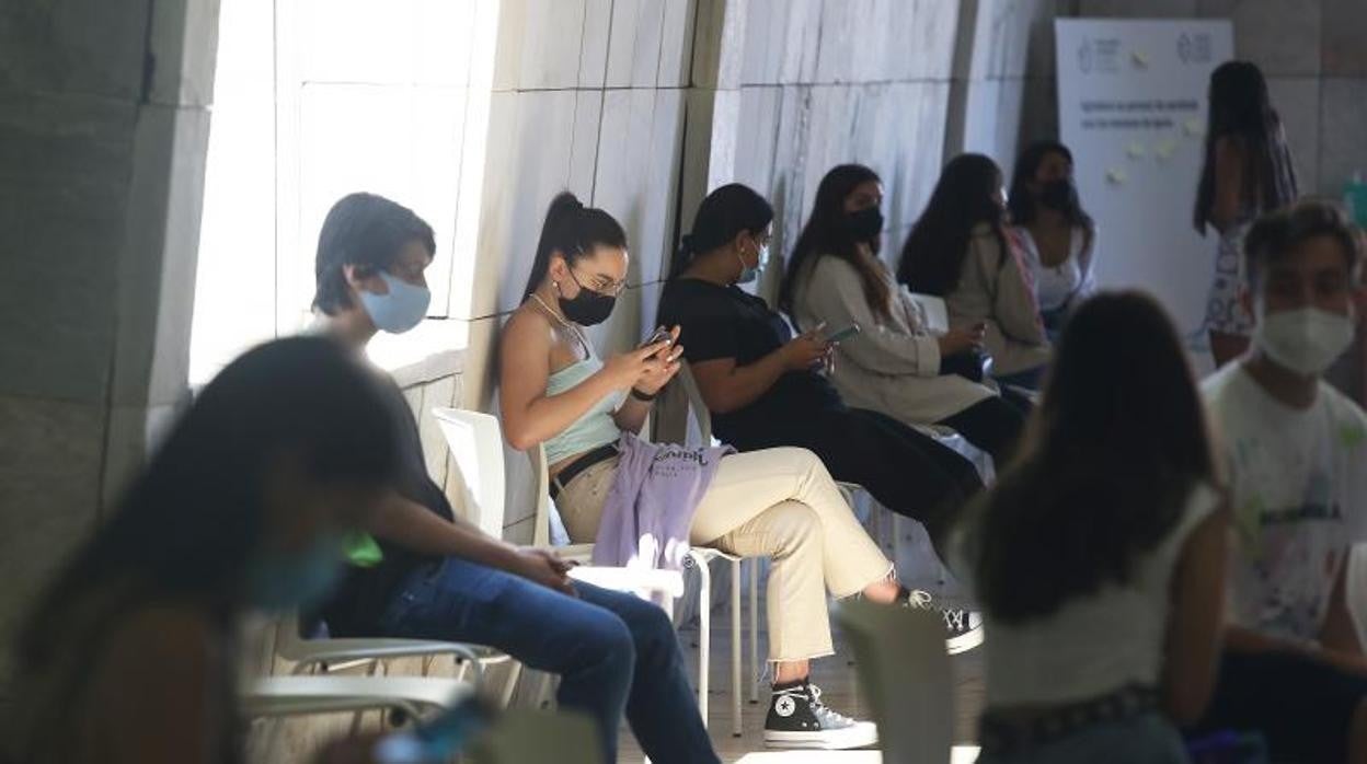 Jóvenes esperando tras vacunarse contra el coronavirus en la Cidade da Cultura de Santiago