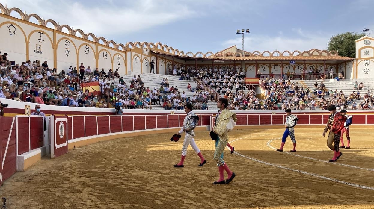 El paseillo en la tarde de este domingo en la plaza de Añover de Tajo