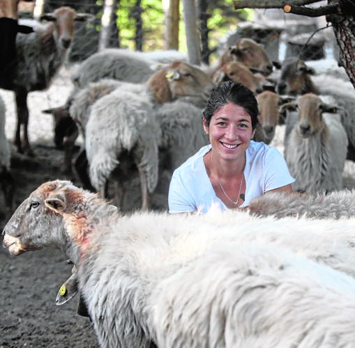 Alexia posa con el rebaño