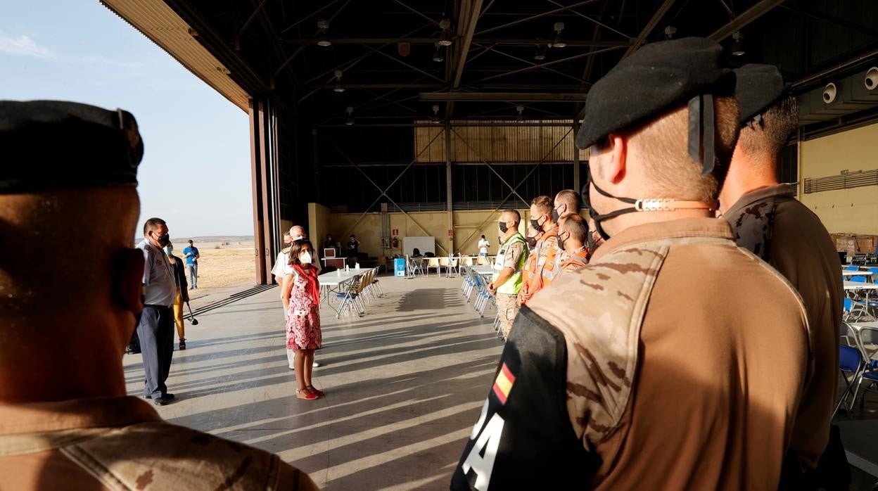 La ministra de Defensa, Margarita Robles en uno de los hangares en la base militar de Torrejón