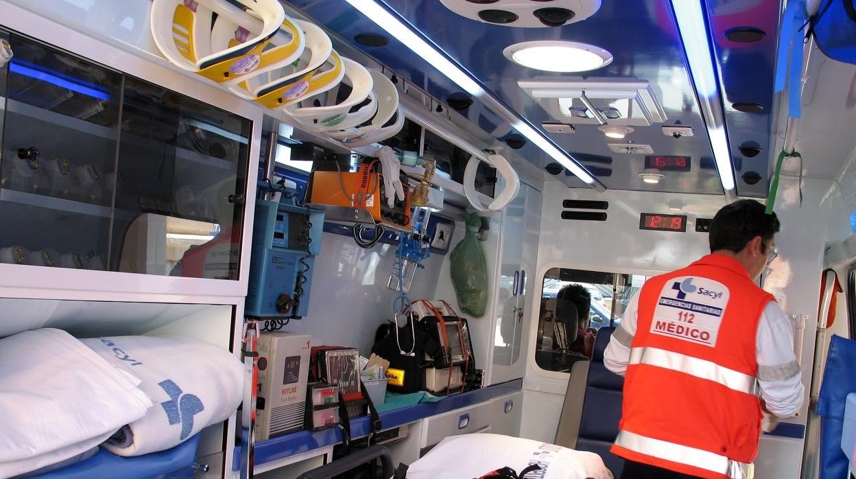 Interior de una ambulancia medicalizada de Sacyl