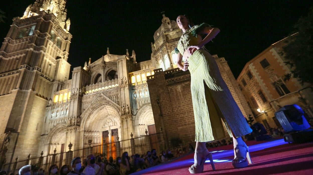 Desfile de José Sánchez en la plaza del Ayuntamiento