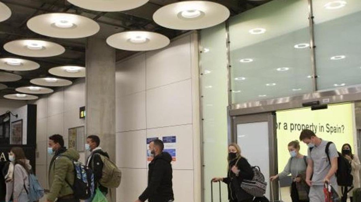 Puerta de salidas en un aeropuerto de España