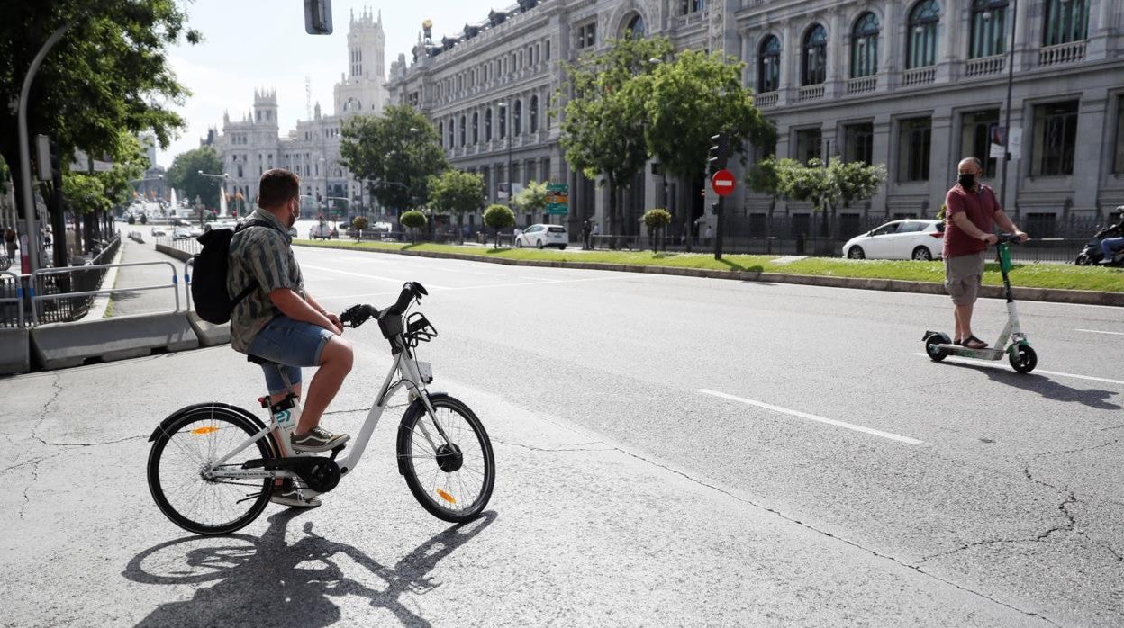 Un usuario de Bicimad en la calle de Alcalá, próximo a Cibeles