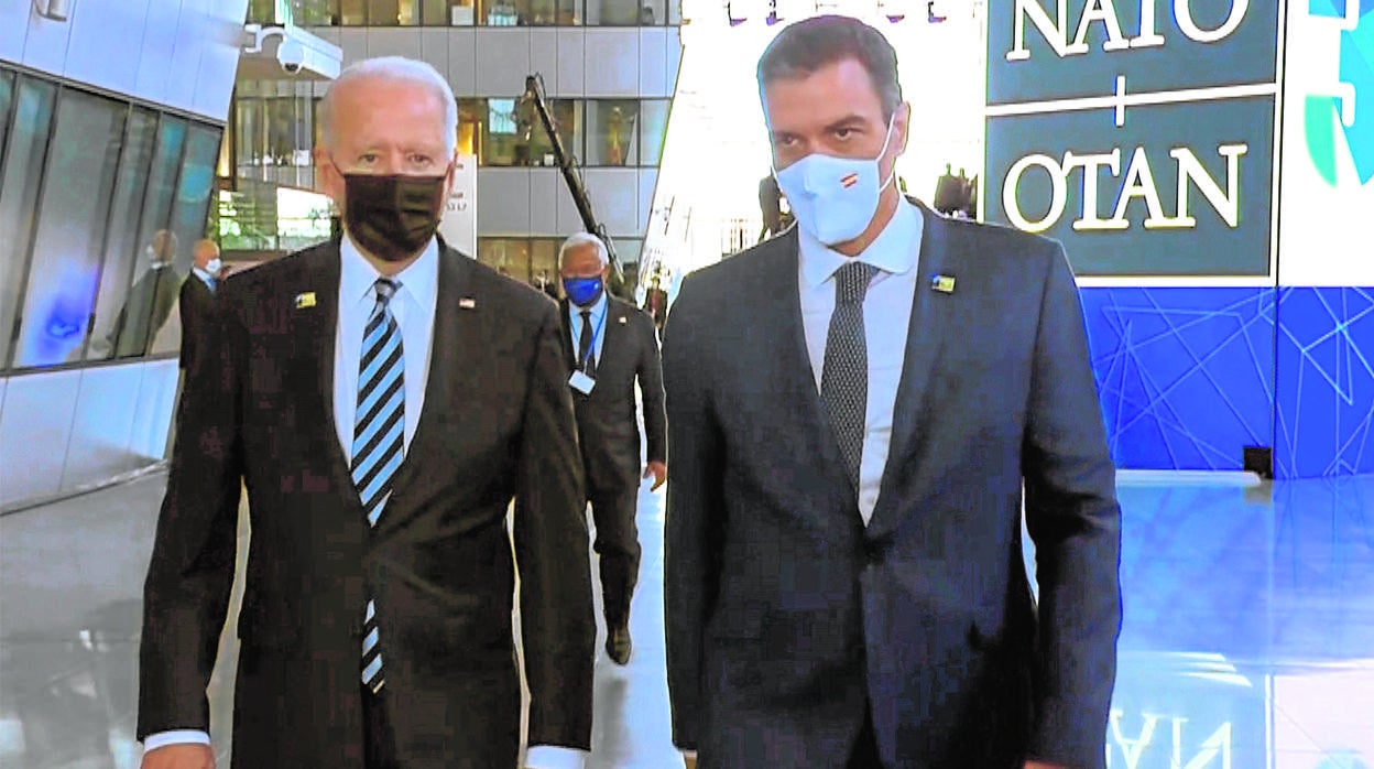 Biden y Sánchez, durante su breve encuentro en un pasillo durante la última cumbre de la OTAN/ Vïdeo: Sánchez y Biden acuerdan el uso de las bases de Morón y Rota para acoger afganos