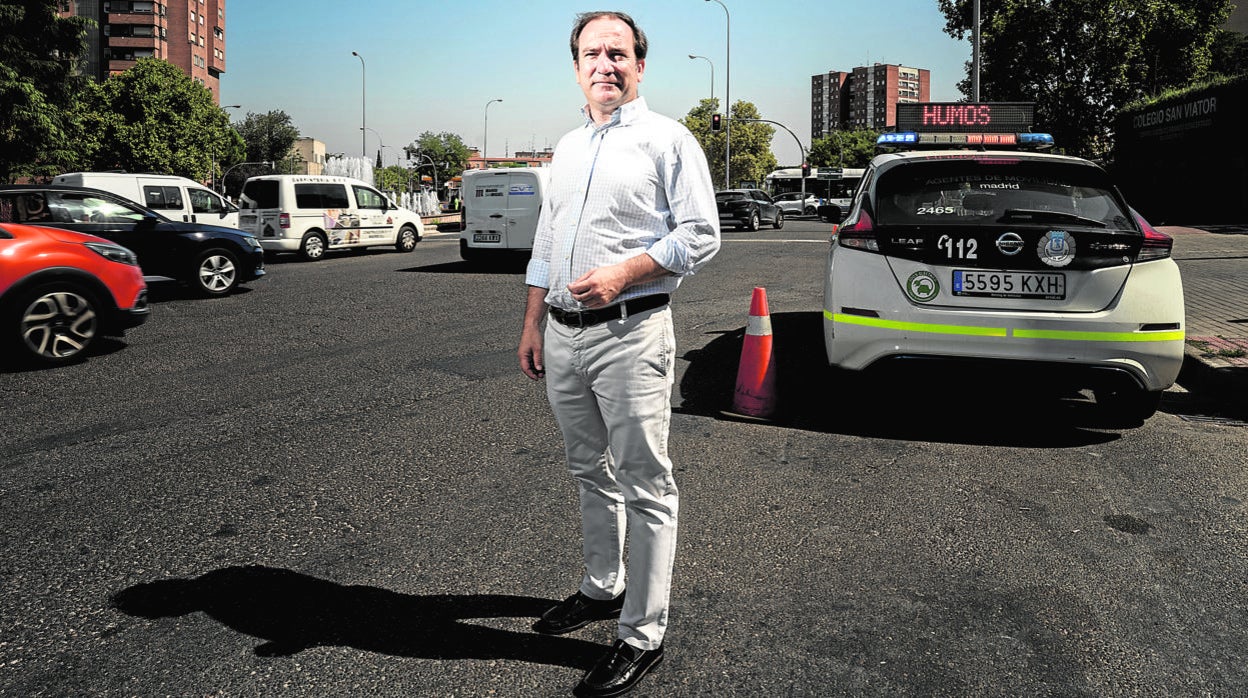 El delegado de Medio Ambiente y Movilidad, Borja Carabante, en Plaza Elíptica, donde estará un nuevo área de bajas emisiones