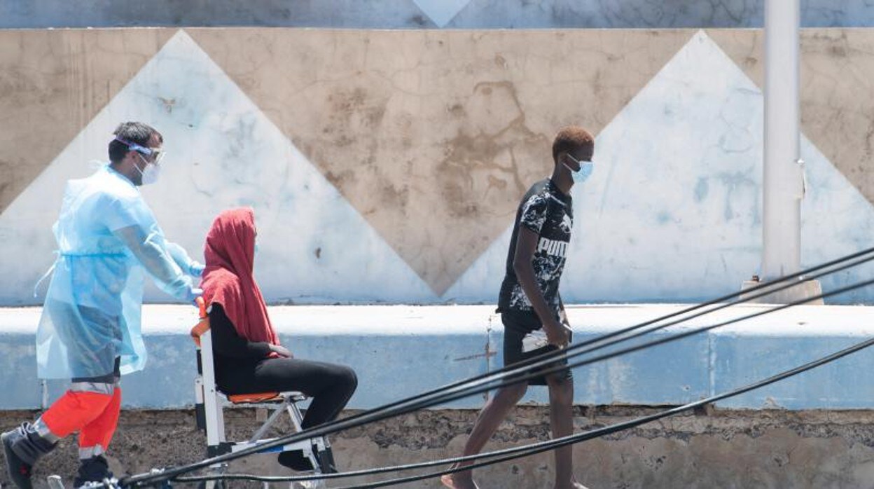 Llegada de los rescatados de una neumática que se hundía a Fuerteventura