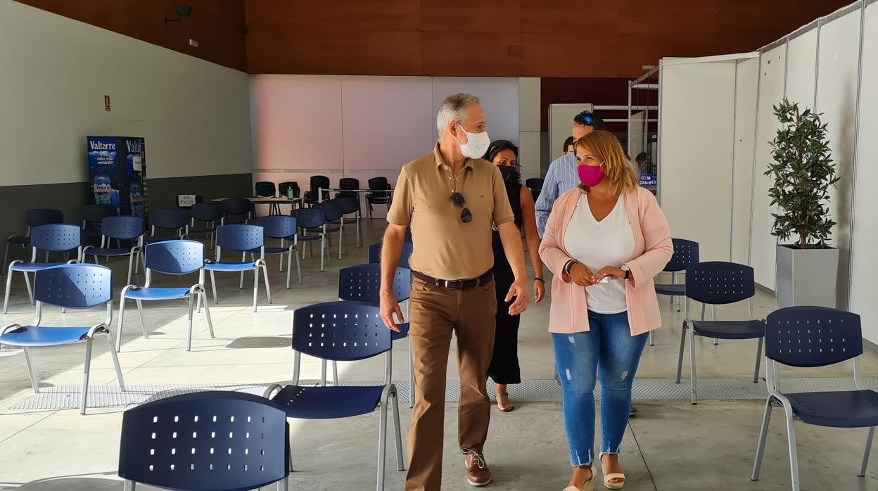 La alcaldesa Tita García dureabte su visita al centro de vacunación