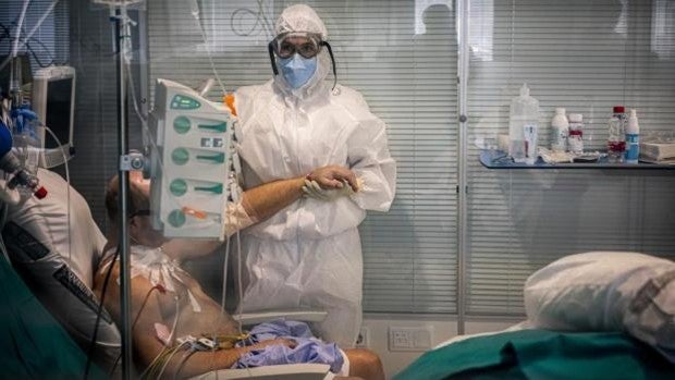 Los médicos de Alicante avisan de que terapias contra el coronavirus como el ozono fomentan el intrusismo